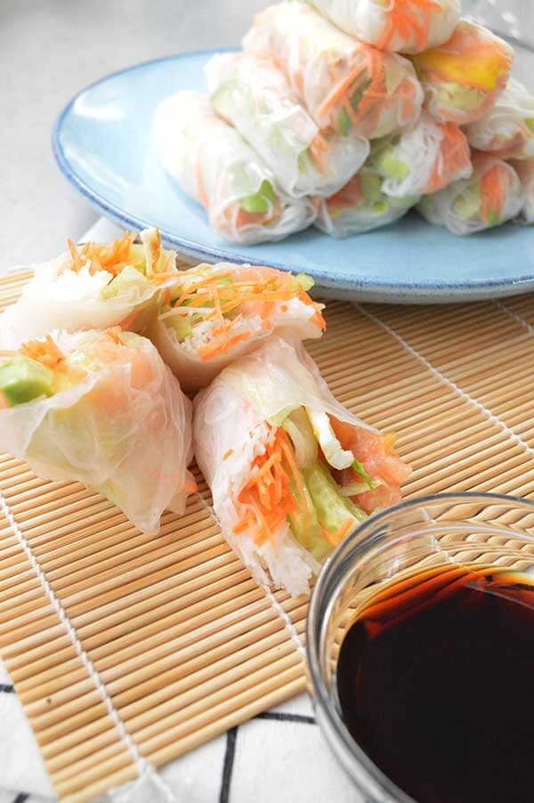 Springrolls-met-zalm,-avocado-en-ei