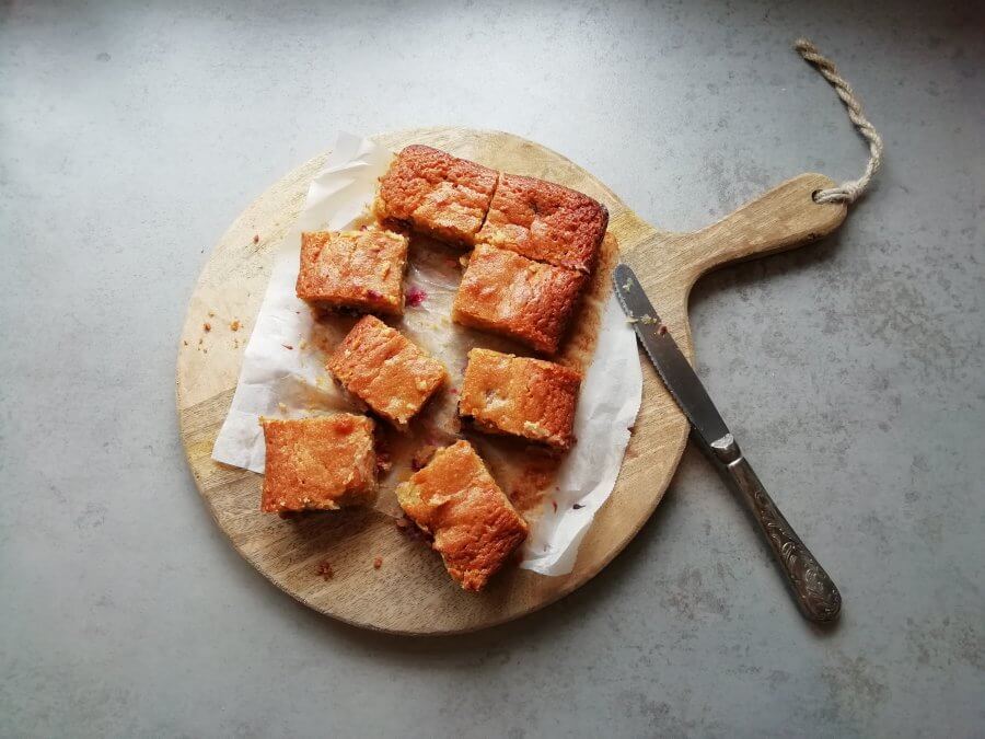 Blondies met witte chocolade framboos en blauwe bes2