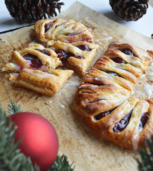 Croissantbrood-met-roomkaas-en-kersen1