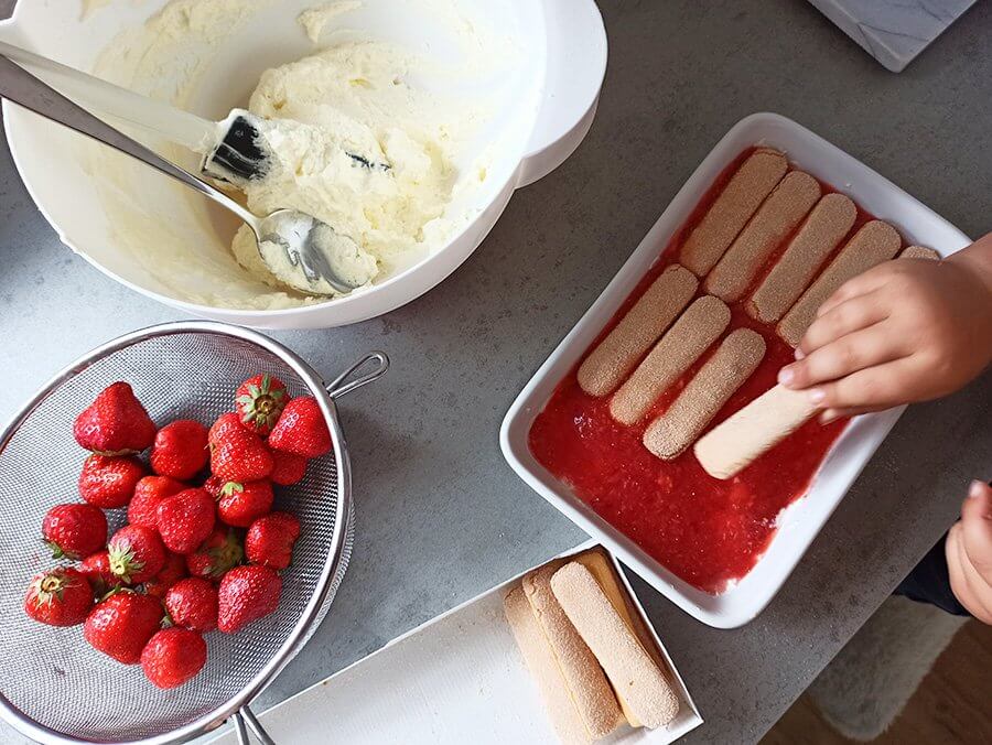 buufenbuuf tiramisu met aardbeien en blauwe bessen aardbeientiramisu toetje makkelijk recept taart2