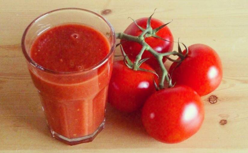 zelfgemaakte tomatensap uit de blender