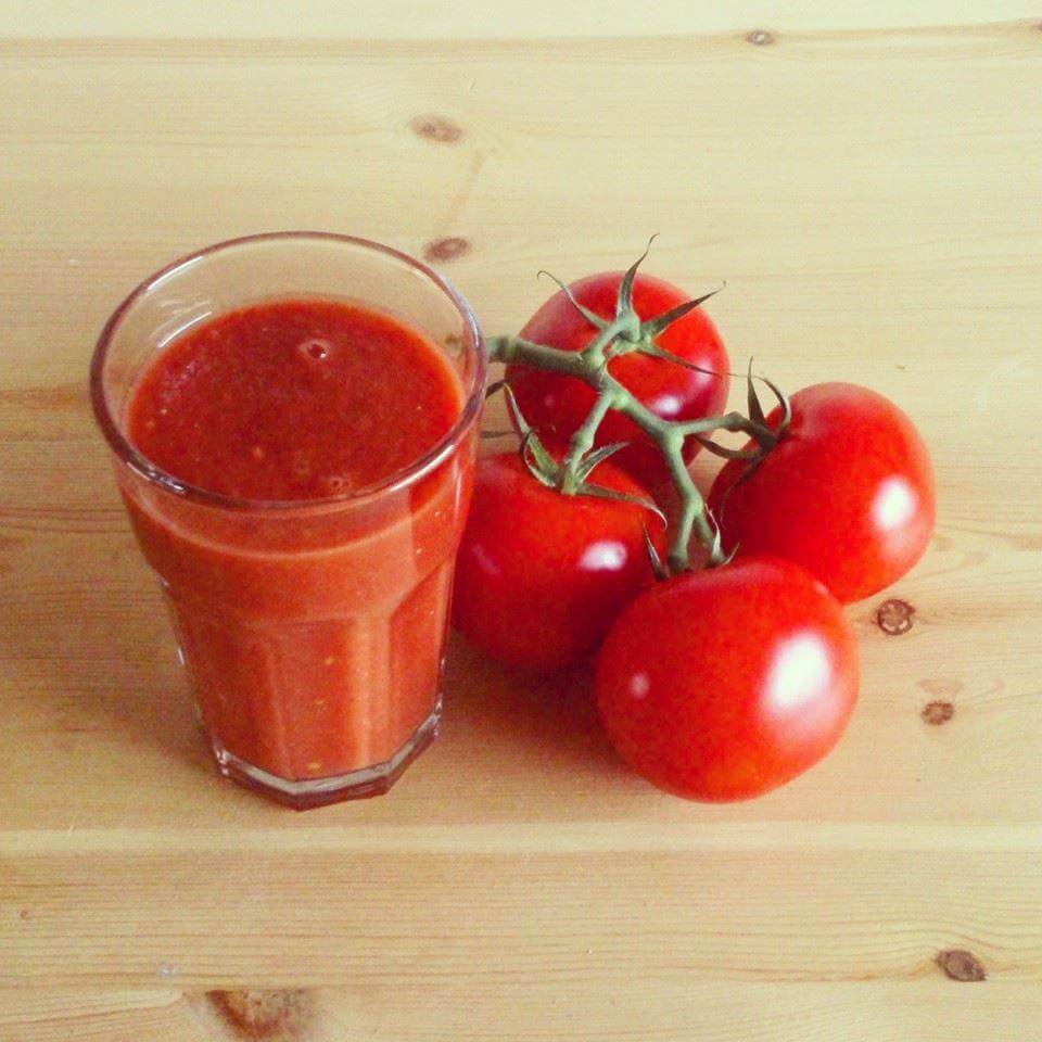 zelfgemaakte tomatensap uit de blender