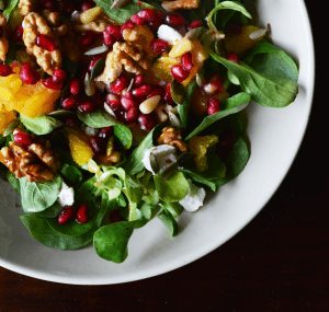 Salade met geitenkaas, granaatappel en sinaasappel