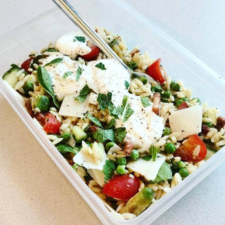 Orzosalade met frisse yoghurt-muntsaus