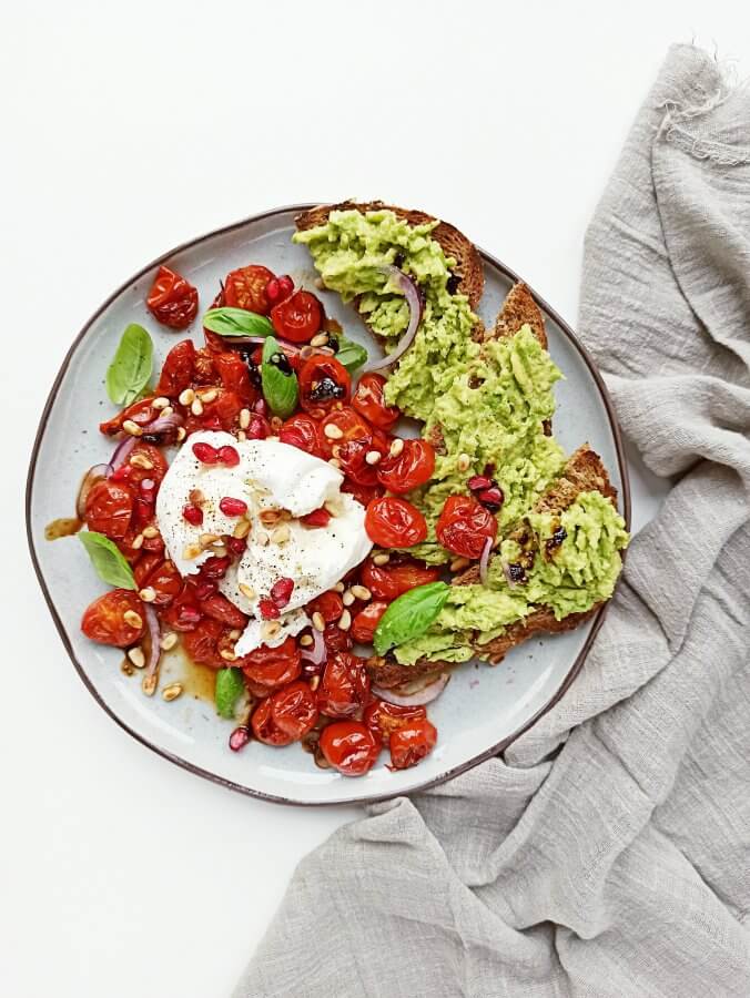 geroosterde tomaatjes met avocado, mozzarella en granaatappelpitjes buufenbuuf