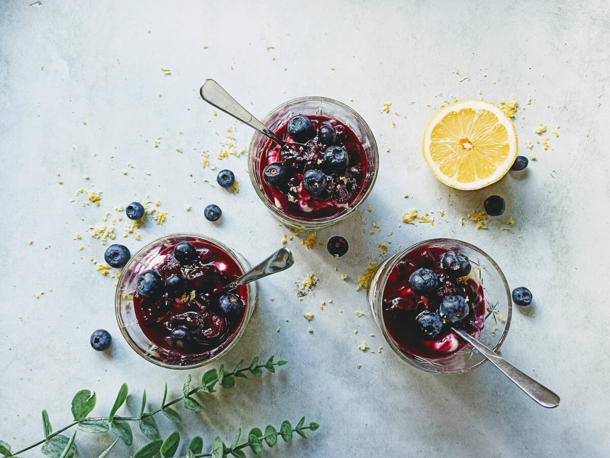 Cheesecake toetje met koek en blauwe bessen