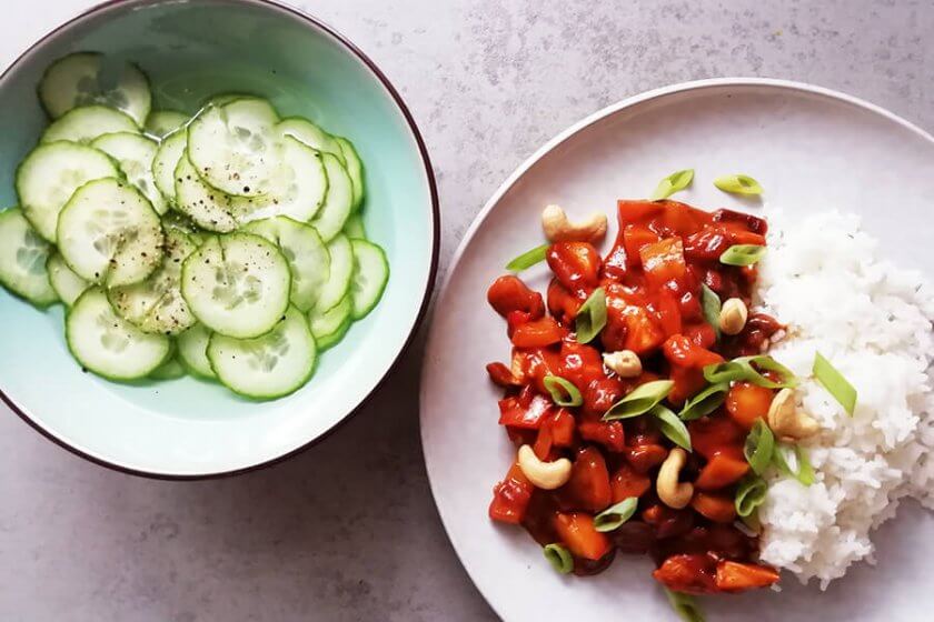 kip-pilav-met-zoetzure-komkommersalade-pan